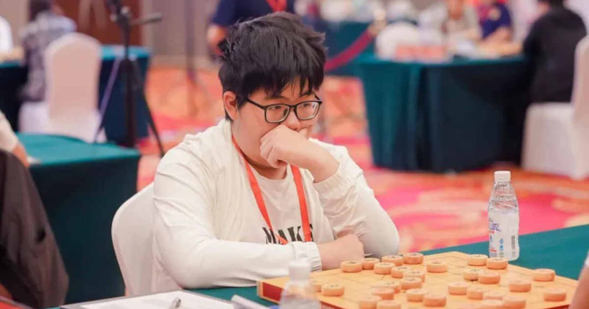 Cú Sốc Kỳ Đàn Trung Quốc: Cao Thủ Hạng 3 Mạnh Phồn Duệ Bất Lực Trước "Lệ Chí Đại Sư" Đi Xe Lăn Triệu Phàn Vĩ